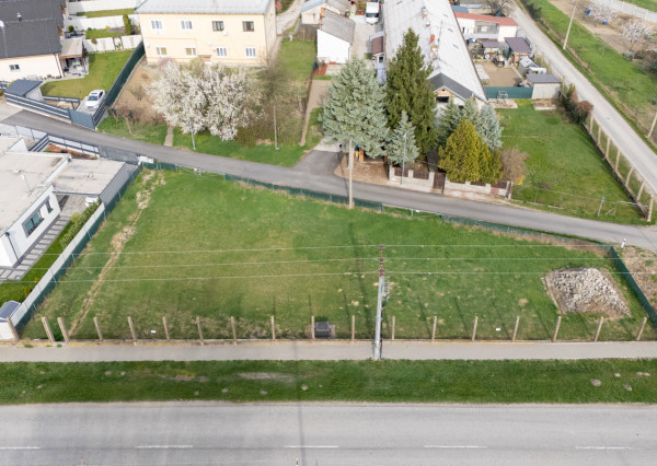 Na predaj pozemok s potenciálom výstavby v obci Vlčkovce