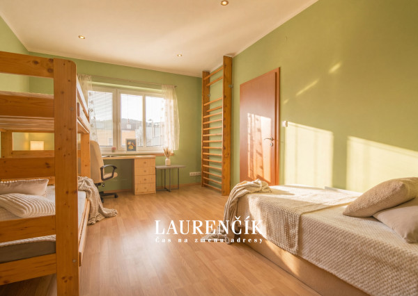 NA PREDAJ | 3-IZBOVÝ BYT SO SÚKROMNOU TERASOU S VÝHĽADOM NA HRAD  + GARSÓNKA V CENE