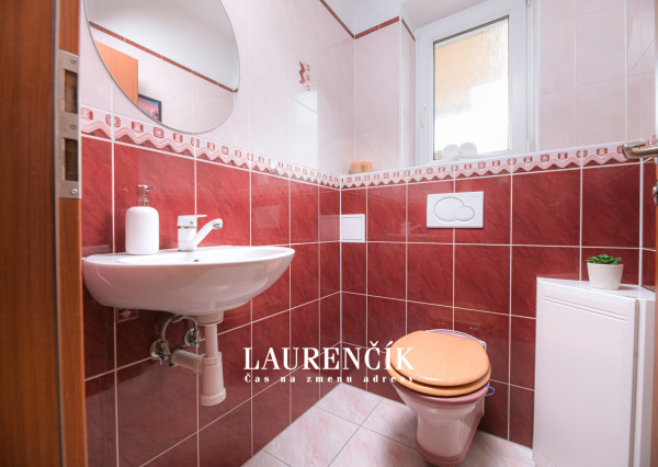 NA PREDAJ | 3-IZBOVÝ BYT SO SÚKROMNOU TERASOU S VÝHĽADOM NA HRAD  + GARSÓNKA V CENE