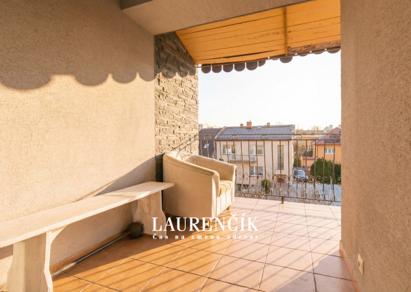 NA PREDAJ | 3-IZBOVÝ BYT SO SÚKROMNOU TERASOU S VÝHĽADOM NA HRAD  + GARSÓNKA V CENE