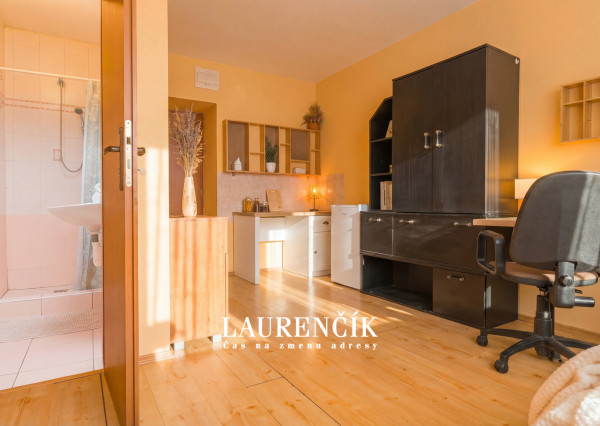 NA PREDAJ | 3-IZBOVÝ BYT SO SÚKROMNOU TERASOU S VÝHĽADOM NA HRAD  + GARSÓNKA V CENE