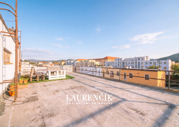 NA PREDAJ | 3-IZBOVÝ BYT SO SÚKROMNOU TERASOU S VÝHĽADOM NA HRAD  + GARSÓNKA V CENE