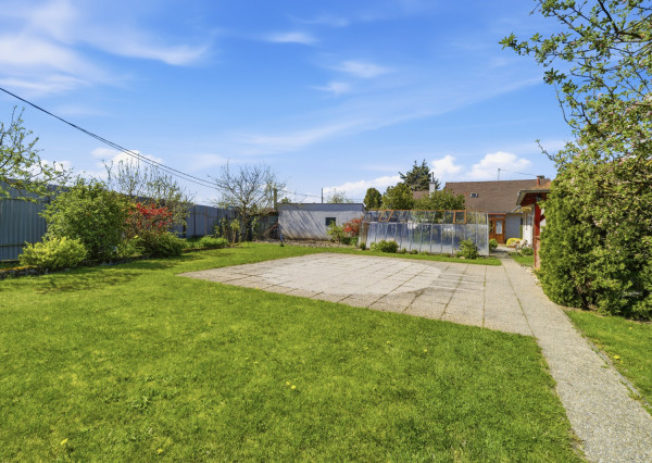 Na predaj samostatne stojaci 5-izbový rodinný dom v obci Jablonové