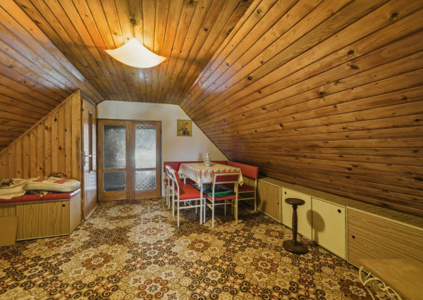 Na predaj samostatne stojaci 5-izbový rodinný dom v obci Jablonové