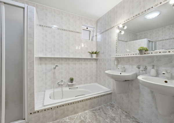 Na predaj samostatne stojaci 7-izbový rodinný dom v obci Jablonové