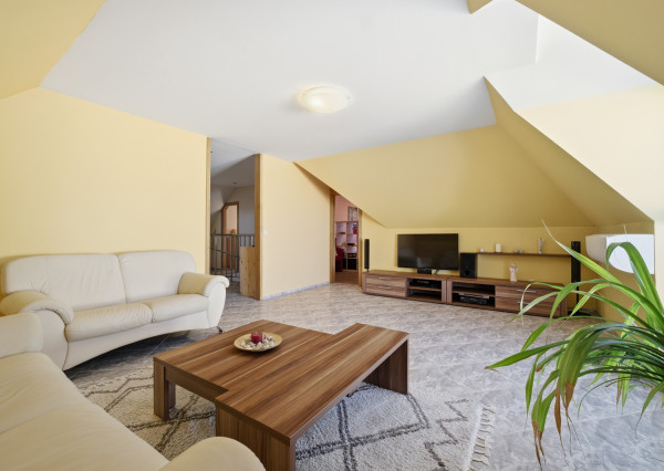 Na predaj samostatne stojaci 7-izbový rodinný dom v obci Jablonové