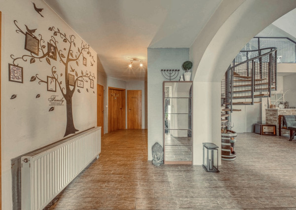 Na predaj priestranný, zariadený rodinný dom v Cerovej