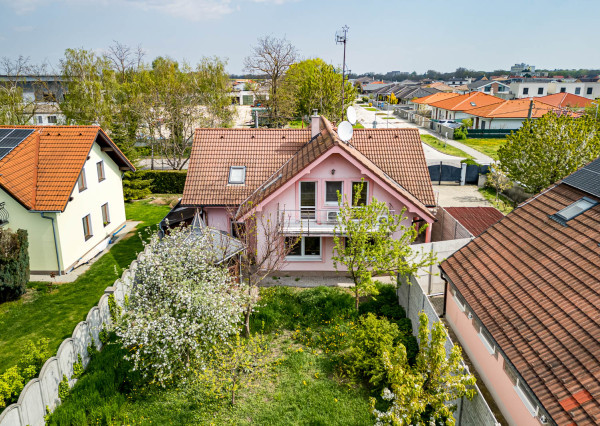 Na predaj 6-izbový rodinný dom s krásnou záhradou v Šamoríne