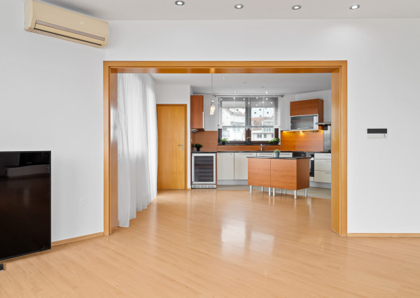 Na prenájom priestranný 5-izbový mezonet v Starom Meste