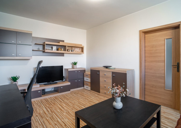 Na prenájom vkusný 2-izbový byt v príjemnej časti Dúbravky