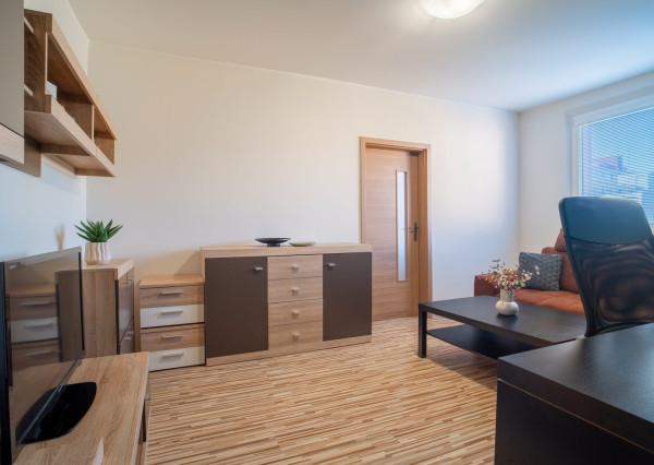 Na prenájom vkusný 2-izbový byt v príjemnej časti Dúbravky