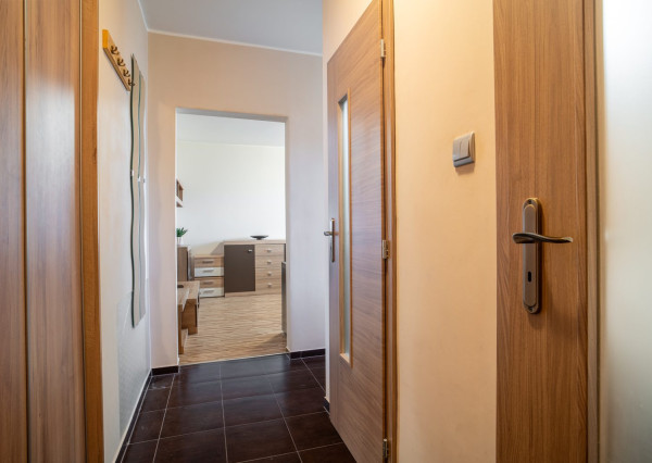 Na prenájom vkusný 2-izbový byt v príjemnej časti Dúbravky