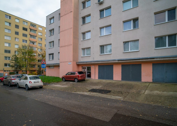 Na prenájom vkusný 2-izbový byt v príjemnej časti Dúbravky