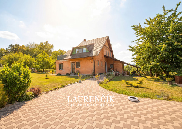 NA PREDAJ | RODINNÝ DOM S VÝHĽADOM NA VRŠATEC - ILAVA, KLOBUŠICE