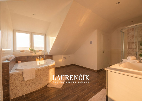 NA PREDAJ | RODINNÝ DOM S VÝHĽADOM NA VRŠATEC - ILAVA, KLOBUŠICE