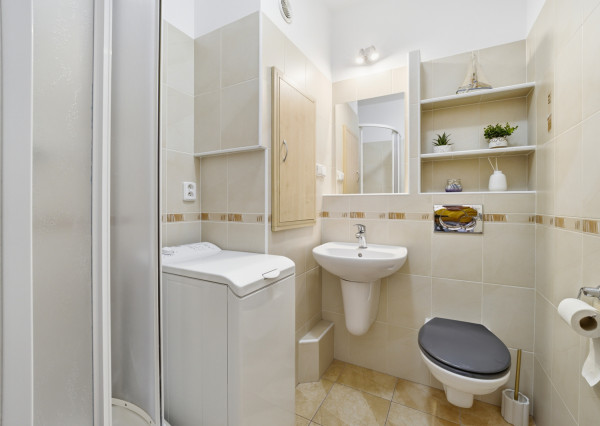 Na prenájom 1-izbový byt v centre Senca + internet a TV v cene