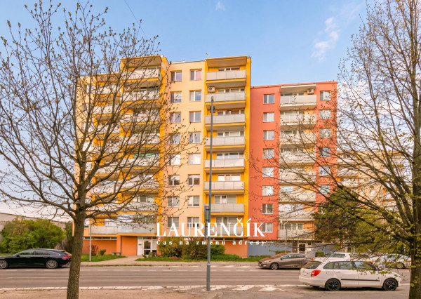 NA PREDAJ | PRIESTRANNÝ  3 -IZBOVÝ BYT NA SIHOTI V TRENČÍNE