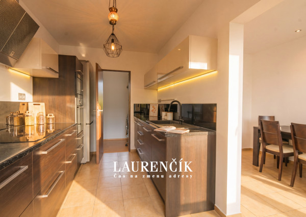 NA PREDAJ | PRIESTRANNÝ  3 -IZBOVÝ BYT NA SIHOTI V TRENČÍNE