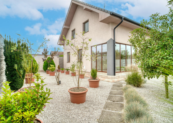 Na predaj rodinný dom s investičným potenciálom v Kostolišti