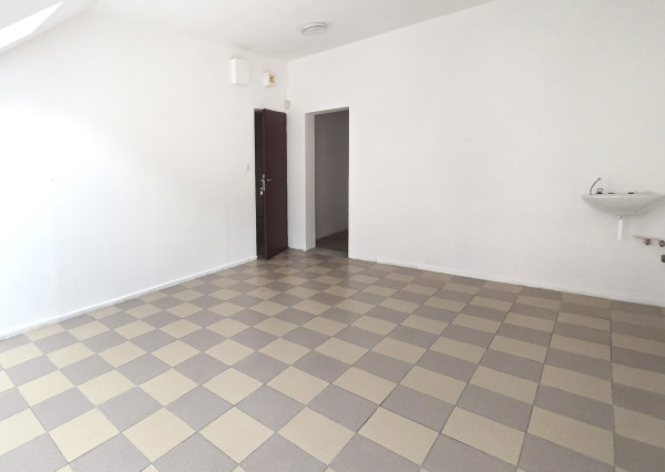 Na prenájom samostatná kancelária v centre Šamorína