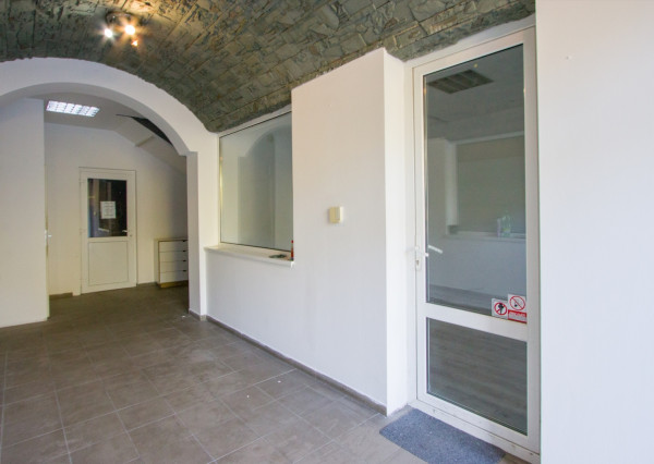 Na prenájom samostatná kancelária v centre Šamorína