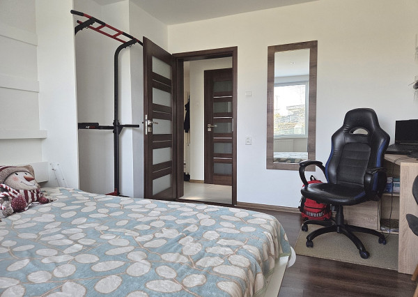 4 izb. byt. jednotka v RD, kompletná rekonštrukcia, 87 m², garáž, pivnica, skladové priestory s pozemkom 333 m2