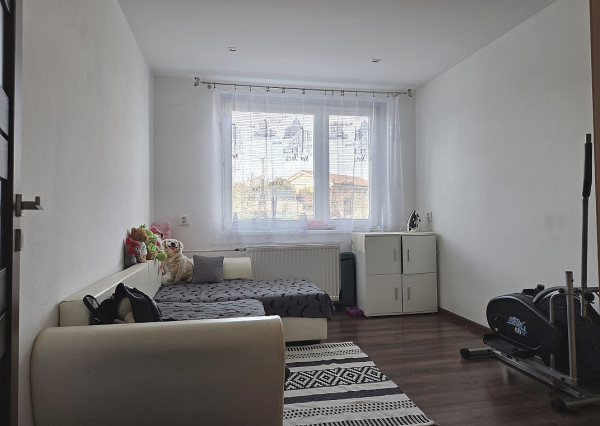 4 izb. byt. jednotka v RD, kompletná rekonštrukcia, 87 m², garáž, pivnica, skladové priestory s pozemkom 333 m2