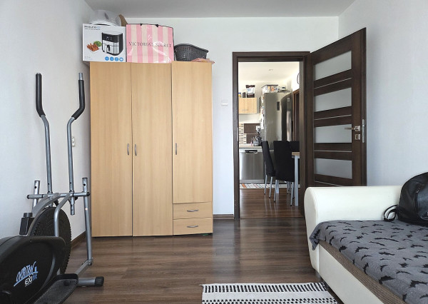 4 izb. byt. jednotka v RD, kompletná rekonštrukcia, 87 m², garáž, pivnica, skladové priestory s pozemkom 333 m2