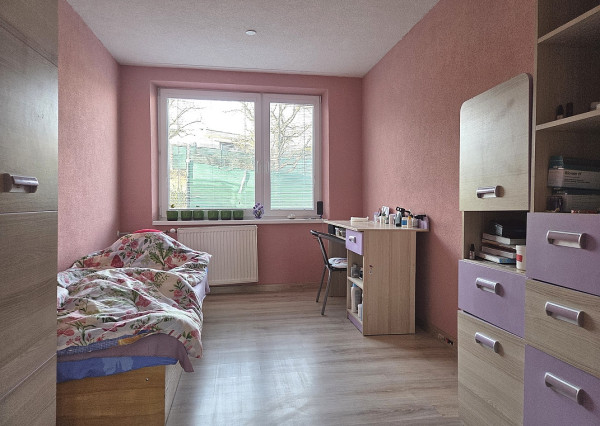 4 izb. byt. jednotka v RD, kompletná rekonštrukcia, 87 m², garáž, pivnica, skladové priestory s pozemkom 333 m2