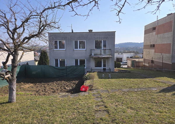 3 izb. byt. jednotka v RD, kompletná rekonštrukcia, 87 m², garáž, pivnica, skladové priestory s pozemkom 333 m2