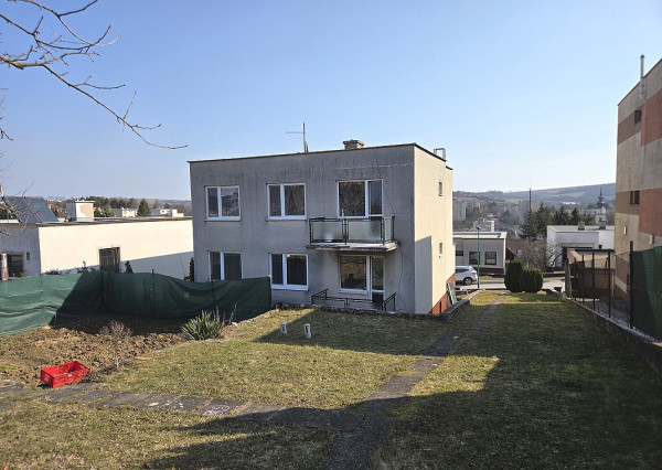 3 izb. byt. jednotka v RD, kompletná rekonštrukcia, 87 m², garáž, pivnica, skladové priestory s pozemkom 333 m2
