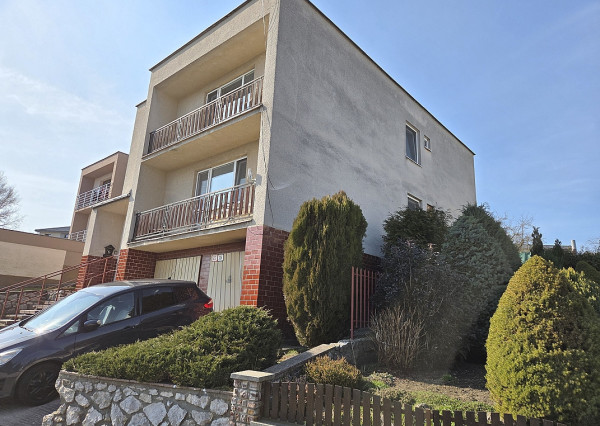 3 izb. byt. jednotka v RD, kompletná rekonštrukcia, 87 m², garáž, pivnica, skladové priestory s pozemkom 333 m2