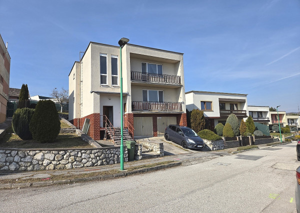 3 izb. byt. jednotka v RD, kompletná rekonštrukcia, 87 m², garáž, pivnica, skladové priestory s pozemkom 333 m2