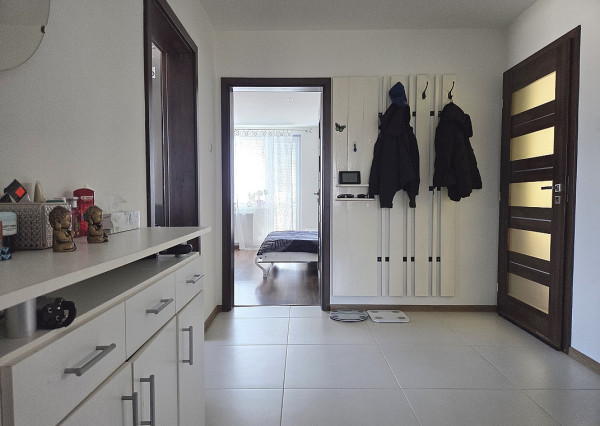 3 izb. byt. jednotka v RD, kompletná rekonštrukcia, 87 m², garáž, pivnica, skladové priestory s pozemkom 333 m2