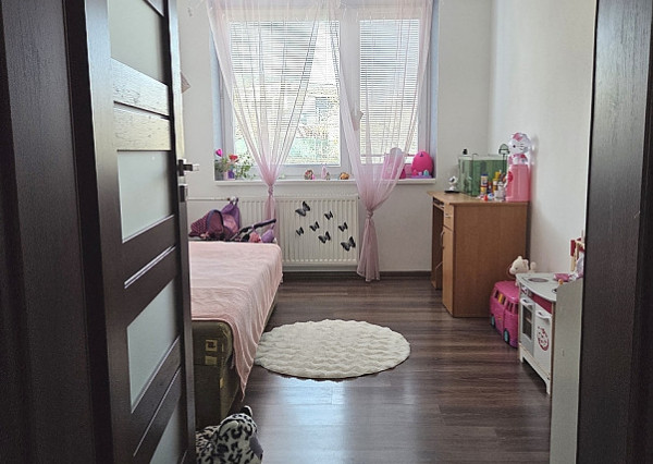 3 izb. byt. jednotka v RD, kompletná rekonštrukcia, 87 m², garáž, pivnica, skladové priestory s pozemkom 333 m2