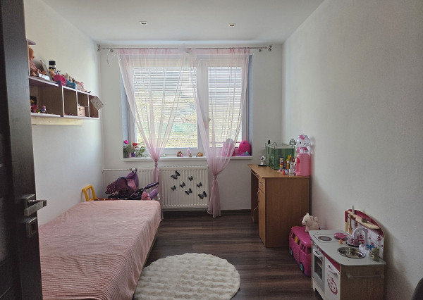 3 izb. byt. jednotka v RD, kompletná rekonštrukcia, 87 m², garáž, pivnica, skladové priestory s pozemkom 333 m2