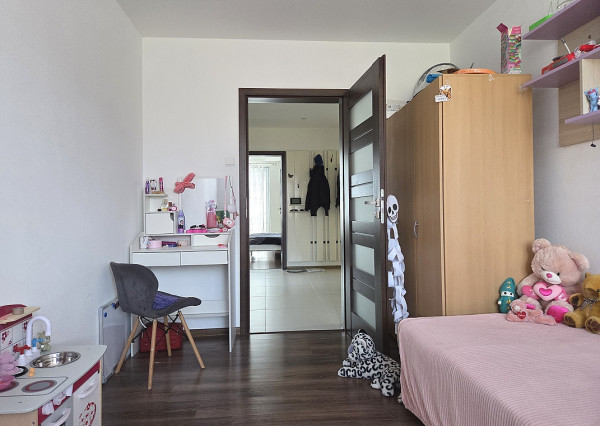 3 izb. byt. jednotka v RD, kompletná rekonštrukcia, 87 m², garáž, pivnica, skladové priestory s pozemkom 333 m2