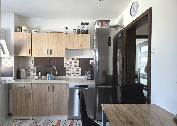 3 izb. byt. jednotka v RD, kompletná rekonštrukcia, 87 m², garáž, pivnica, skladové priestory s pozemkom 333 m2