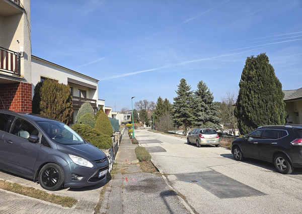 3 izb. byt. jednotka v RD, kompletná rekonštrukcia, 87 m², garáž, pivnica, skladové priestory s pozemkom 333 m2