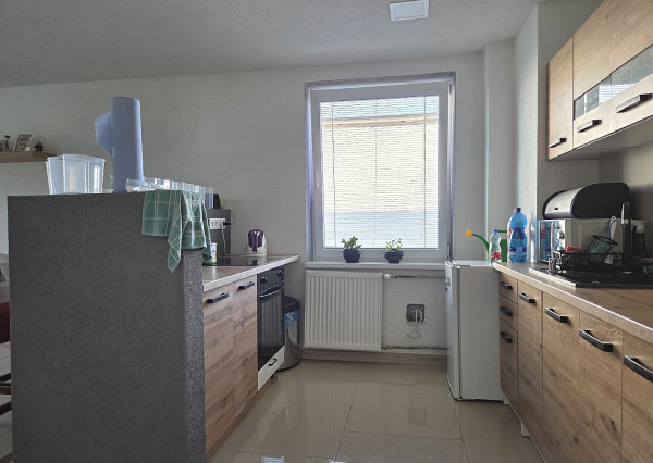 3 izb. byt. jednotka v RD, kompletná rekonštrukcia, 87 m², garáž, pivnica, skladové priestory s pozemkom 333 m2