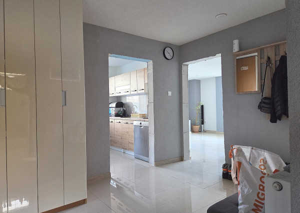 3 izb. byt. jednotka v RD, kompletná rekonštrukcia, 87 m², garáž, pivnica, skladové priestory s pozemkom 333 m2