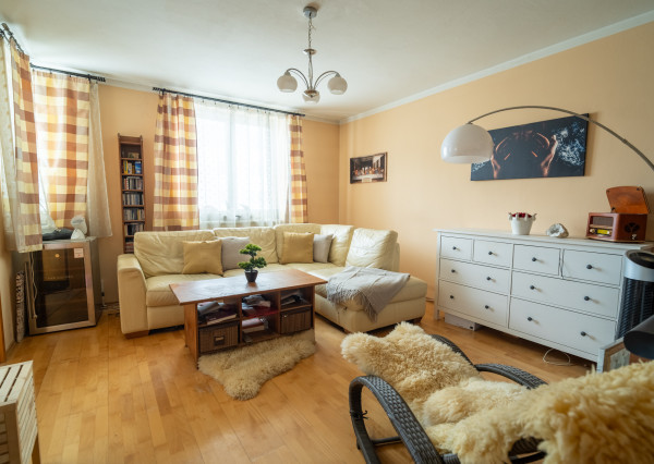 Na predaj čiastočne zariadený 3-izbový byt vo Vrakuni