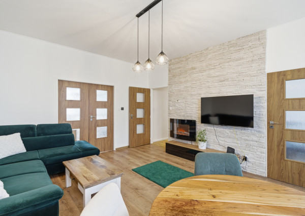 Na prenájom 3-izbový byt s 2 balkónmi a 2 parkingami, Ružinov