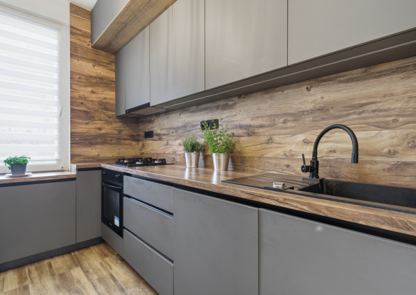 Na prenájom 3-izbový byt s 2 balkónmi a 2 parkingami, Ružinov