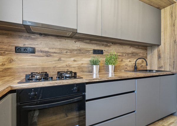 Na prenájom 3-izbový byt s 2 balkónmi a 2 parkingami, Ružinov