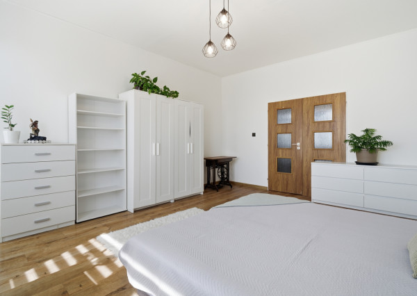 Na prenájom 3-izbový byt s 2 balkónmi a 2 parkingami, Ružinov