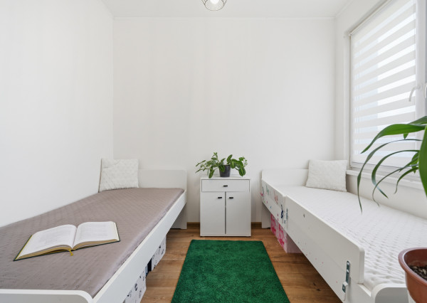 Na prenájom 3-izbový byt s 2 balkónmi a 2 parkingami, Ružinov