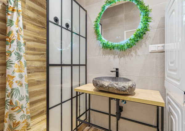 Na prenájom 3-izbový byt s 2 balkónmi a 2 parkingami, Ružinov