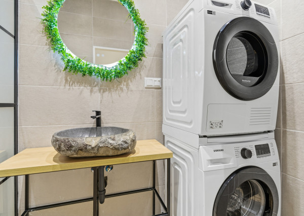 Na prenájom 3-izbový byt s 2 balkónmi a 2 parkingami, Ružinov