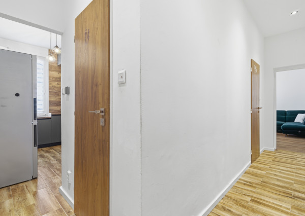 Na prenájom 3-izbový byt s 2 balkónmi a 2 parkingami, Ružinov